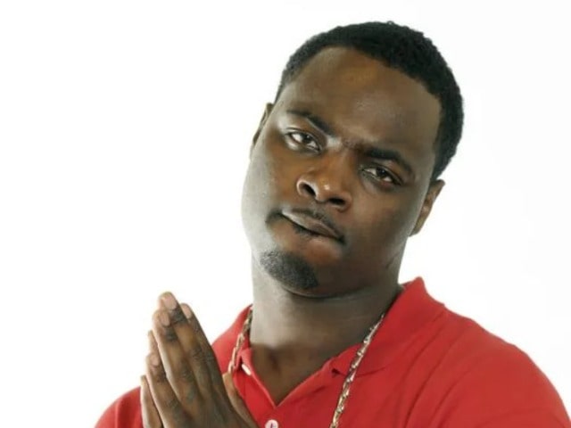 Wooh da kid posing for the photo with rubbing his both hands